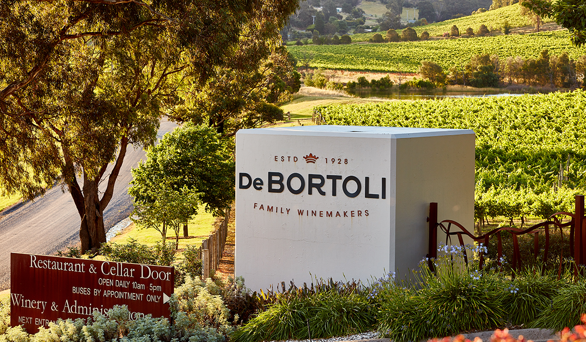 De Bortoli entrance sign and vineyard