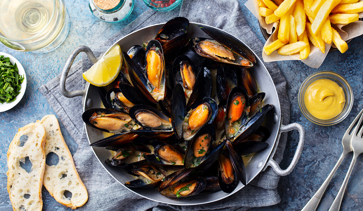 White wine with mussels and fries